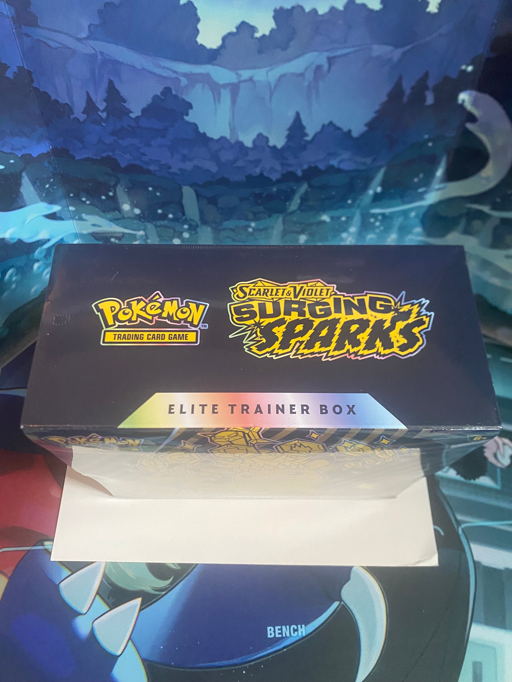 Surging Sparks Elite Trainer Box bovenkant