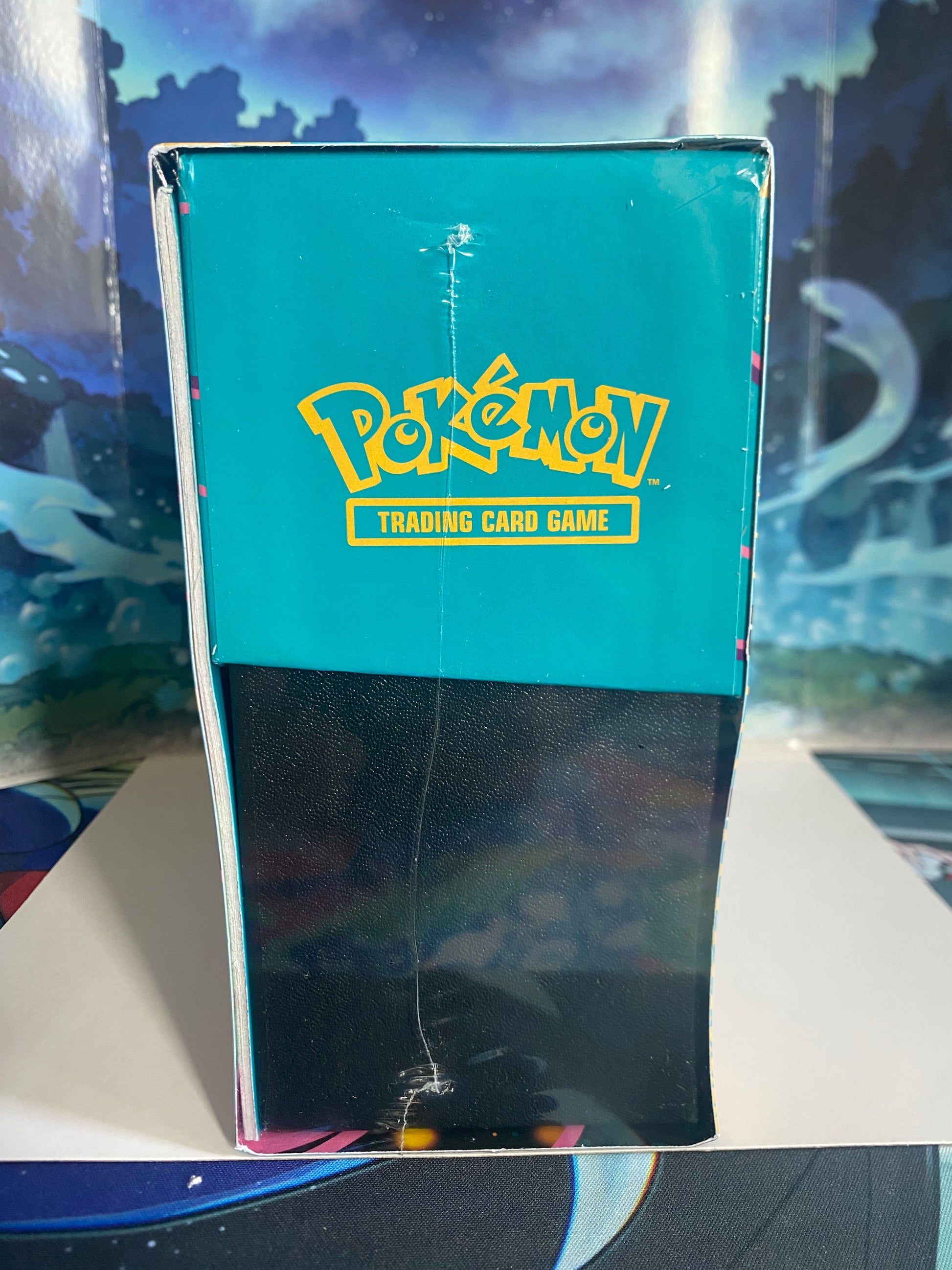 Ascended Heroes Pokémon Center ETB zijkant links