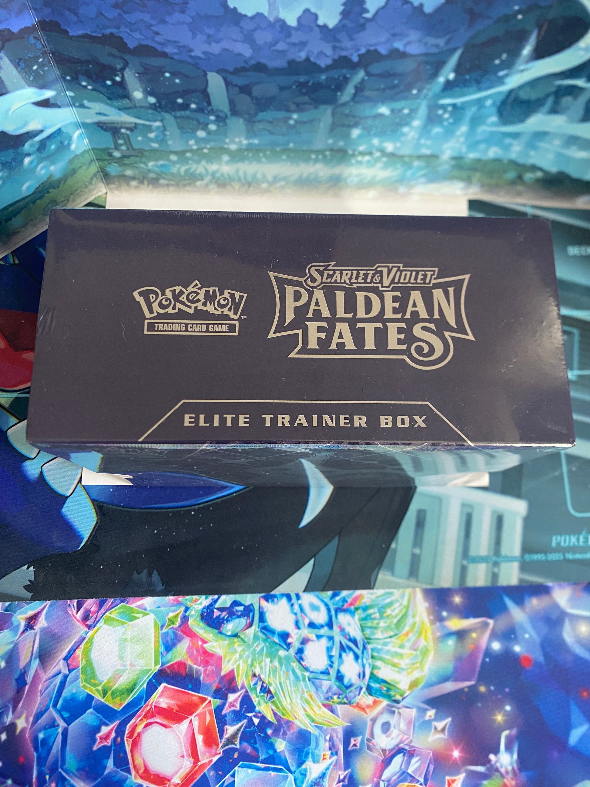 Paldean Fates Elite Trainer Box bovenkant