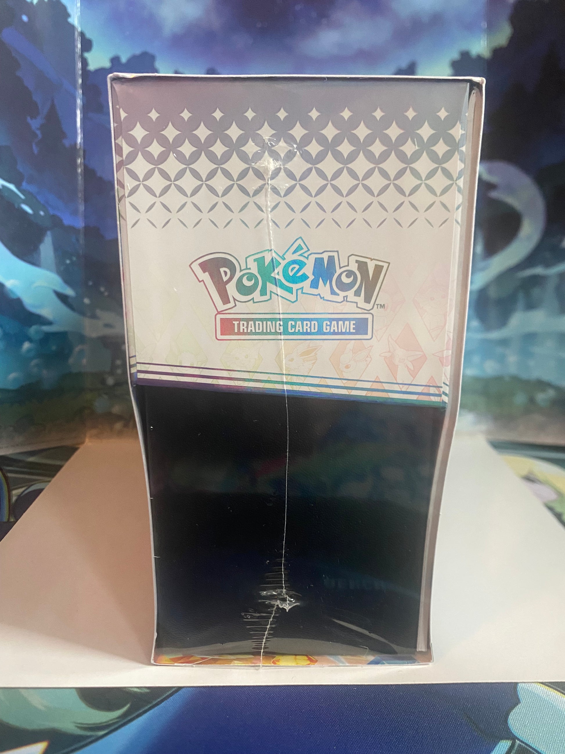 Prismatic Evolutions Elite Trainer Box zijkant links