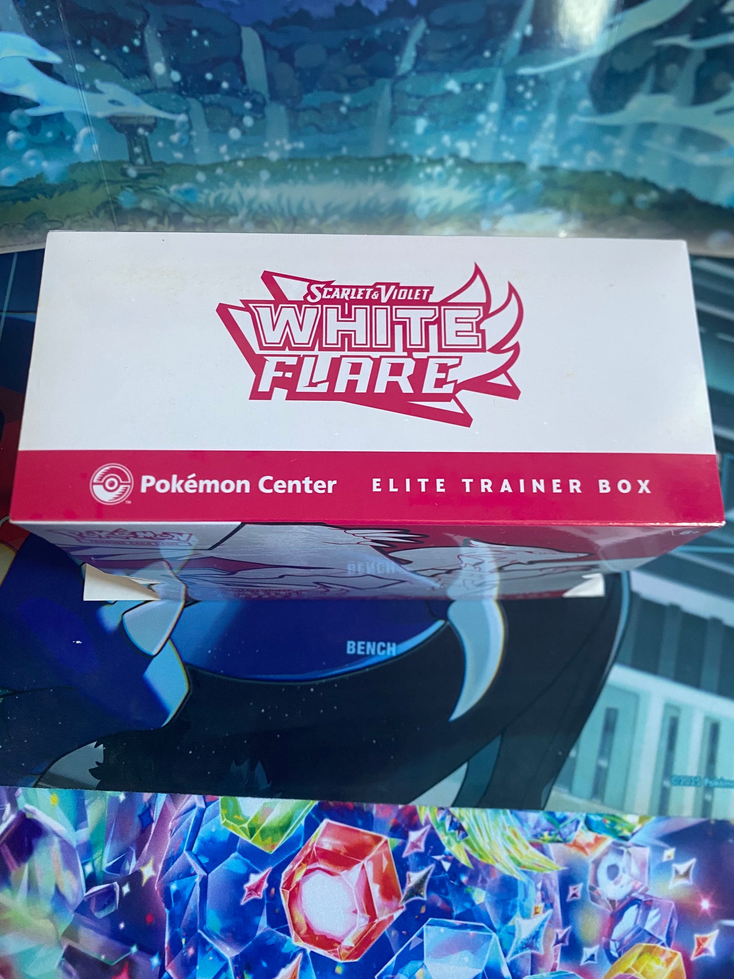 White Flare Pokémon Center ETB bovenkant