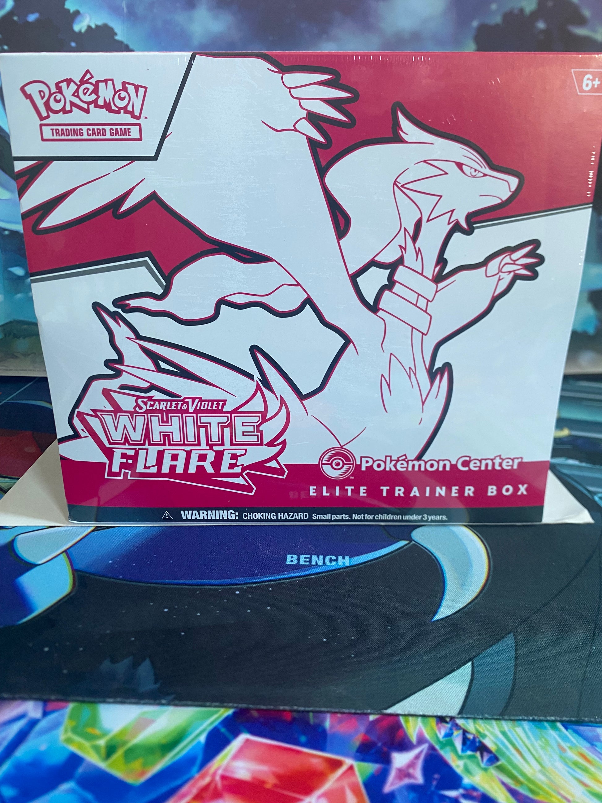 White Flare Pokémon Center ETB voorkant